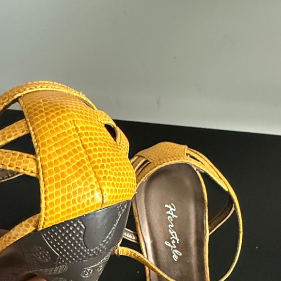 Yellow Strappy Heels Sz 6 - Picture 10 of 11